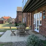 Sea Urchins, The Bay, 2 Bedrooms With Ensuites, Balcony With Sea View, Parking, 2 Dogs Welcome Holiday home *