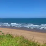 Sea Urchins, The Bay, 2 Bedrooms With Ensuites, Balcony With Sea View, Parking, 2 Dogs Welcome Holiday home Filey