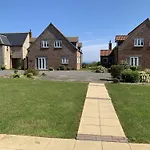 Sea Urchins, The Bay, 2 Bedrooms With Ensuites, Balcony With Sea View, Parking, 2 Dogs Welcome Holiday home Filey