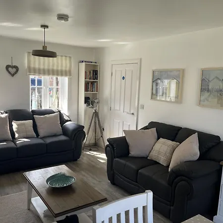Sea Urchins, The Bay, 2 Bedrooms With Ensuites, Balcony With Sea View, Parking, 2 Dogs Welcome Filey