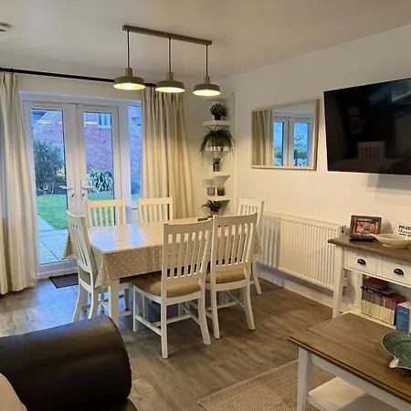 Sea Urchins, The Bay, 2 Bedrooms With Ensuites, Balcony With Sea View, Parking, 2 Dogs Welcome Holiday home