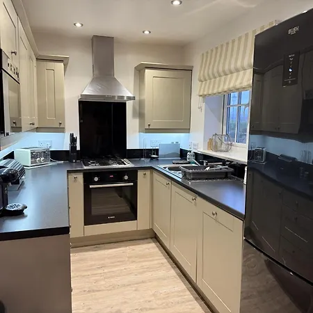 Sea Urchins, The Bay, 2 Bedrooms With Ensuites, Balcony With Sea View, Parking, 2 Dogs Welcome Filey